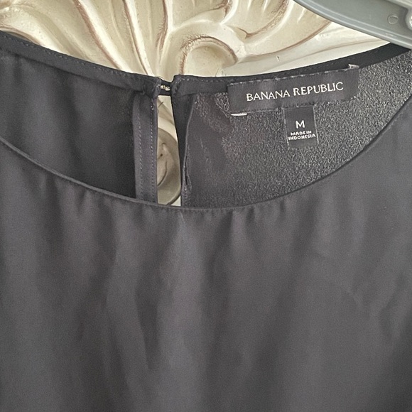 Banana Republic Black Pleated Sleeveless Blouse - Picture 2 of 2